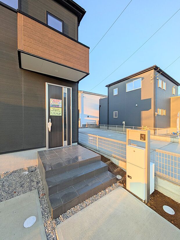 玄関へのアプローチ。居住者の帰り、訪れる方を優しく迎える・安らぎに満ちた生活空間を予感させる。健やかな暮らしを楽しめそう。