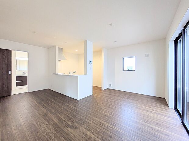 【リビング】インテリアショップで見掛けた「あの家具」も置ける、ゆったりとした空間。時に広さが上質な寛ぎの時間になる事も。