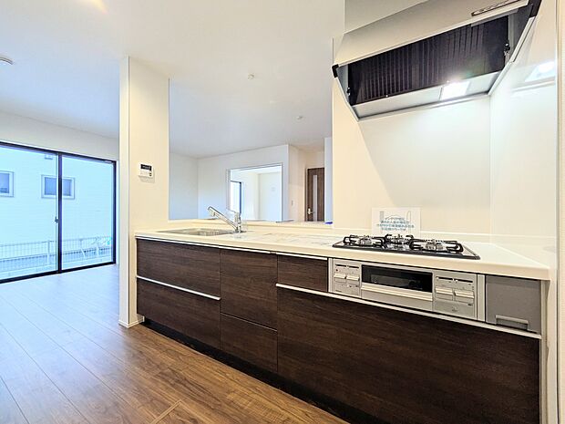 【キッチン】カウンターキッチンは広くて収納力もあるので、快適に料理をすることができます。食器や炊事用具を手の届くところに配置しやすいため調理もスピーディーですよ。