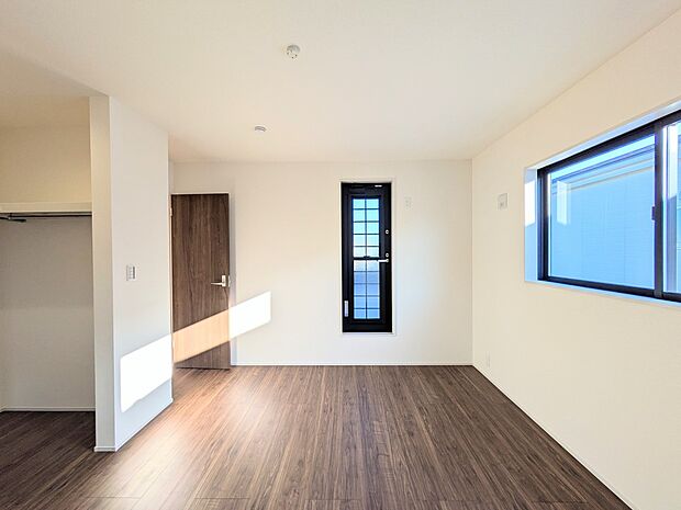 【寝室】充実した生活は伸びやかな居室空間から始まります。快適に・伸びやかに。心の潤いを求める方々へ。