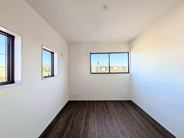 昨今のトレンドになりつつあるのが、広過ぎず、快適すぎない子ども部屋。勉強と寝るだけの部屋にすることで閉じこもりがなくなり、リビングで過ごす時間が増えると言われています。