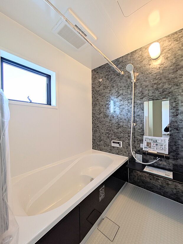 【Bathroom-浴室-】  1日の疲れを癒すバスルームは、心地よいリラックスを叶える清潔感溢れる美しい空間です。心からゆったりと寛いでいただけるよう、ゆとりのスペースを確保してます。