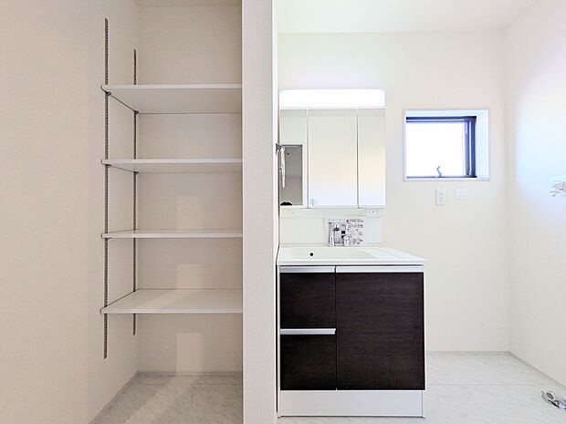 【洗面台】 十分な大きさの洗面台は、身だしなみチェックや歯磨きなど、朝の慌ただしい時間でもホテルライクなスペースで余裕とゆとりを感じて頂けます。