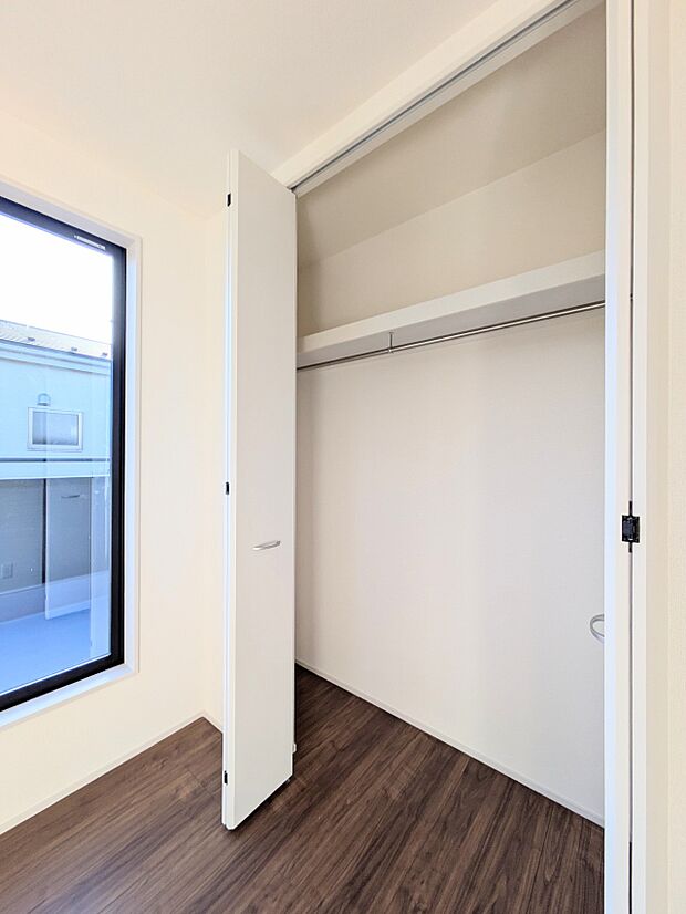 【CL(クローゼット）】  壁面クローゼットのメリットは、衣類が横一列に並ぶためひと目で洋服が選びやすいこと。衣類をたくさんお持ちの方も、限られたスペース内に無理なく収納することができます。…