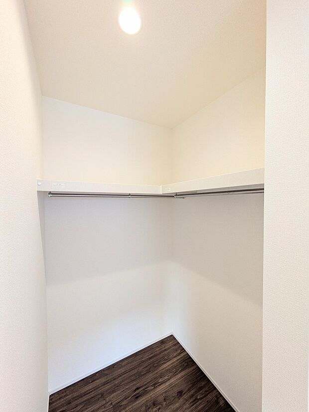 【ウォークインクローゼット】  たくさんの洋服をかけてもシワになりにくいウォークインクローゼット。洋服以外にも、普段使わない家電やスーツケース、ストック品など何でも片付く嬉しい空間です。