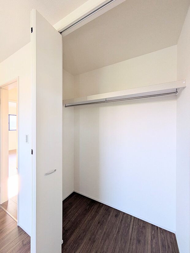 【収納】壁面クローゼットのメリットは、衣類が横一列に並ぶためひと目で洋服が選びやすいこと。衣類をたくさんお持ちの方も、限られたスペース内に無理なく収納することができます。