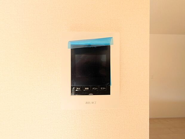 【TVモニター付インターホン】来訪者の様子を室内TVモニターでチェック。対応したくないセールスを断りやすく、子どもに留守番をさせるときも安心。不在時の来訪者を録画でき、犯罪抑止効果も期待でき…