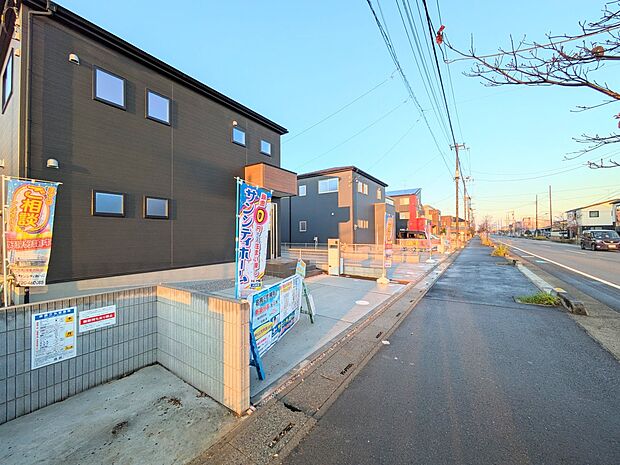 【外観】家の前をまっすぐの通りが走っている。クルマは少なく、人々は毎朝、ウォーキング、ジョギング、犬の散歩など、フリーな朝時間を過ごしている。