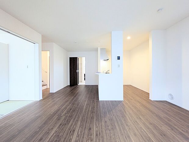 【リビングダイニング】リビングにいるお子様と会話をしながら家事ができるカウンターキッチン。いま手があいているか、忙しそうなのか相手の様子を伺いながらコミュニケーションをとる訓練にもなります。…