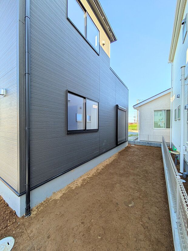 【Garden-庭】一戸建ての醍醐味は、何といっても庭があること。花や野菜を育てたり、子供と遊んだり、お客様を迎えたり…。大切なペットと過ごす心地良いスペースにもなりますね。