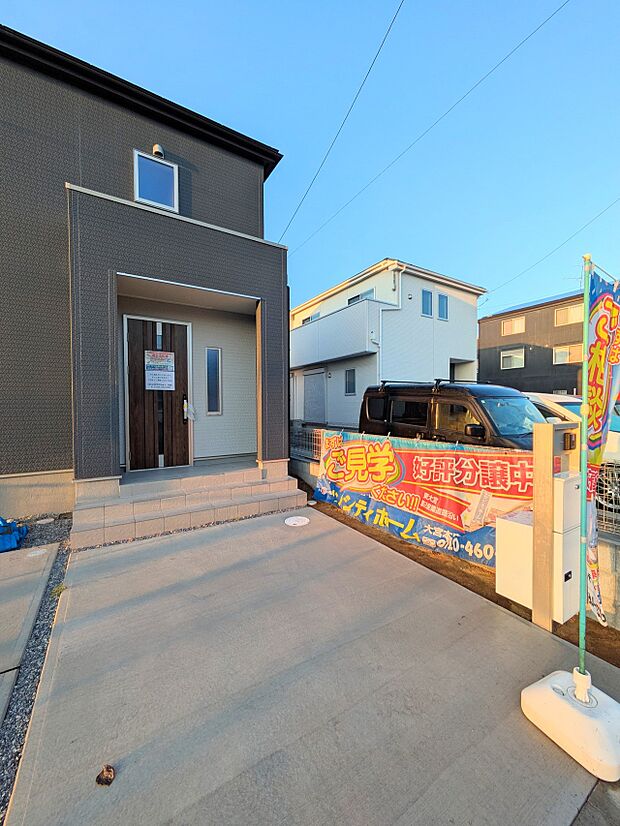 【玄関】家の顔となる玄関は、高いデザイン性が求められます。高級感と断熱性、防犯性に優れた玄関ドアを標準装備。ピッキング対策のセキュリティサムターン等、防犯に考慮しました。