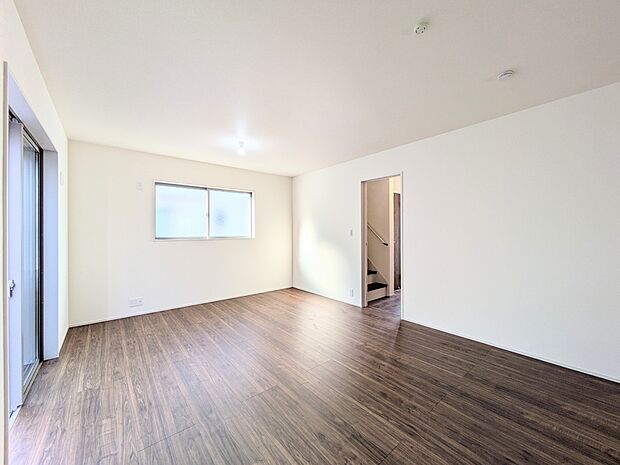 【リビング】  整然とした空間演出、快適な理想の暮らしの実現は家のみの拘りではなく、そこで暮らす方々にとって素敵な環境であることも挙げられると思います。四季折々の変化が奏でる鼓動を楽しんで下…