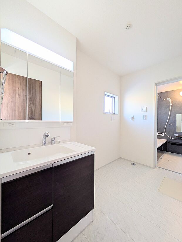 【洗面台】大きく見やすい三面鏡で清潔感ある洗面台は、身だしなみチェックや肌のお手入れに最適です。