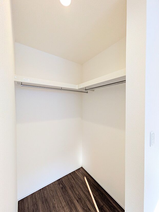 【WIC（ウォークインクローゼット）】  たくさんの洋服をかけてもシワになりにくいウォークインクローゼット。洋服以外にも、普段使わない家電やスーツケース、ストック品など何でも片付く嬉しい空間…