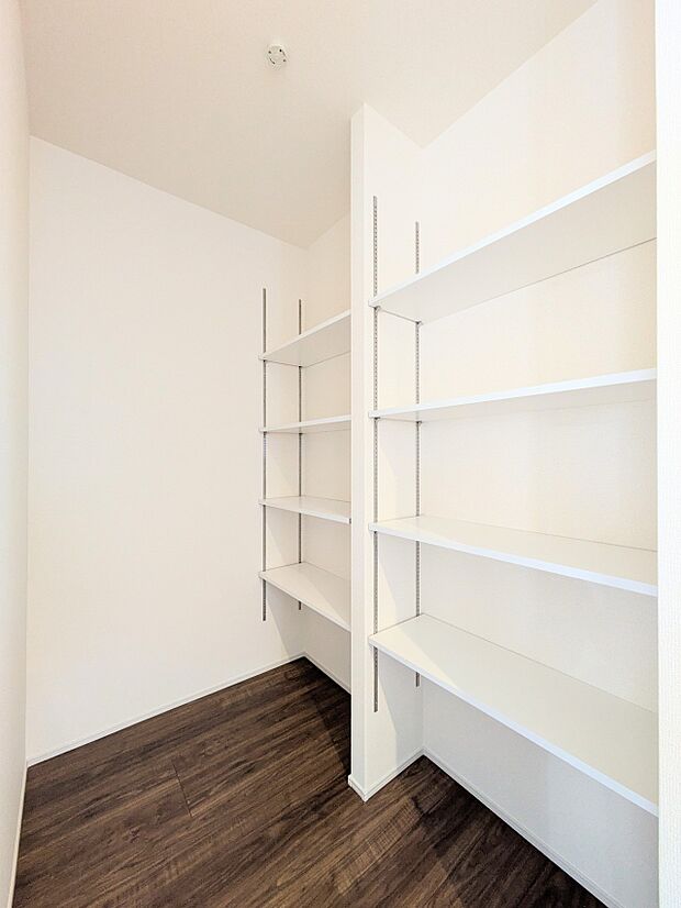 【パントリー（食料庫）】  常温保存できるパン、お米、調味料、缶詰など、日常的に使うものや未開封の食品の収納にぴったり。棚にものを並べて収納すれば、何が足りないのかひと目で確認できます。