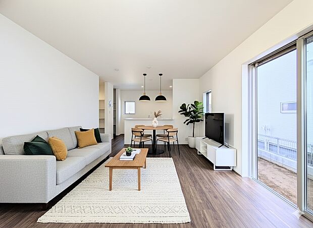 シンプルなデザインの家は風情がある。住む人のこだわりを感じる。外観も内装もいたってシンプル。居心地がよく、家事や趣味、子育てなどにも集中できる。家も人間も熟成するほどシンプルになっていくよう…