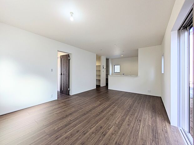 【ダイニングキッチン】料理をしながら、後片付けをしながら二人で会話を楽しみたい空間。