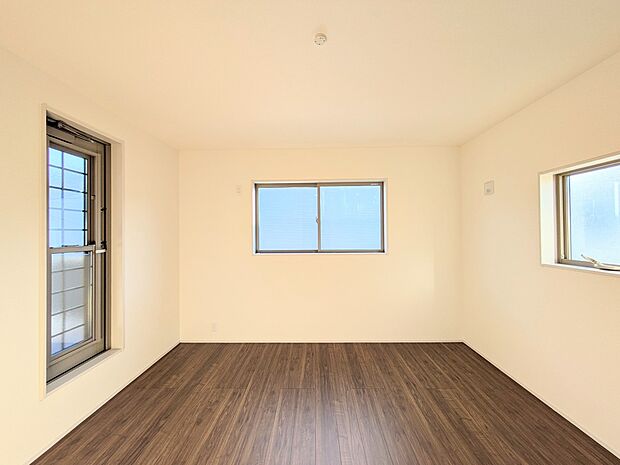 【リビング以外の居室】独立性を高めたお部屋。たっぷりの収納も配備しており、片付いた空間を実現出来そう。陽光も降り注ぐ明るく開放的な空間が魅力的。