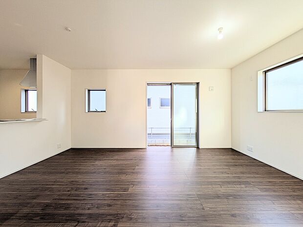 【Dining】ダイニングテーブルを置いても十分な広さが確保されています。