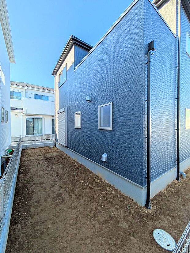 【Garden-庭】一戸建ての醍醐味は、何といっても庭があること。花や野菜を育てたり、子供と遊んだり、お客様を迎えたり…。大切なペットと過ごす心地良いスペースにもなりますね。