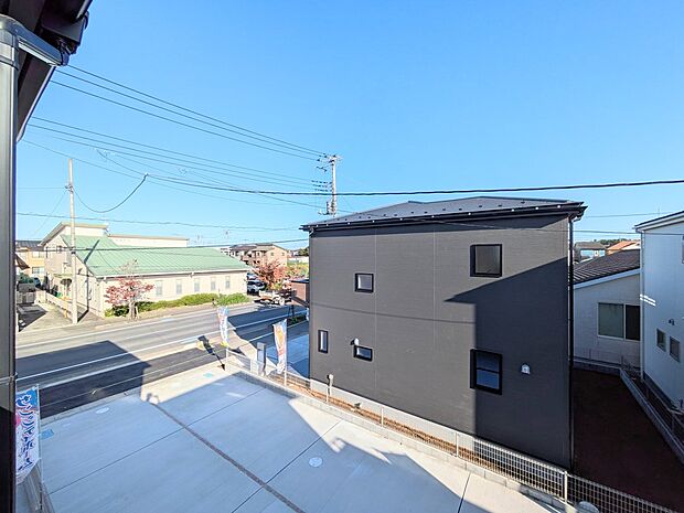 【眺望】少し優雅に、眺望の良い部屋で新生活をしてみませんか？眺望や窓からの景色が良いと、家で過ごす時間も快適です。