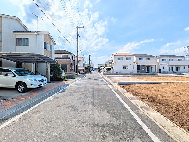 家の前をまっすぐの通りが走っている。クルマは少なく、人々は毎朝、ウォーキング、ジョギング、犬の散歩など、フリーな朝時間を過ごしている。