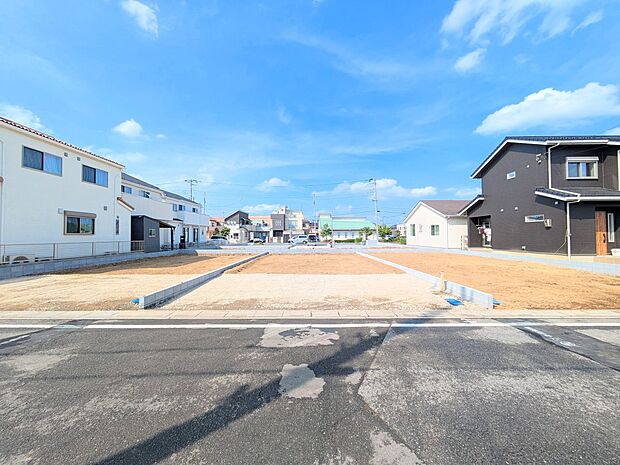 【外観】こちらの物件に少しでもご興味がありましたら、お気軽にお電話下さい。ネット上で「見えない物」「わからない事」でも、実際にご見学いただくことで、手に取るようにおわかりいただけるはずです。…