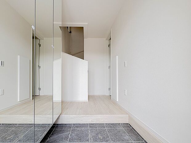 【玄関】玄関はおうちの顔と言われます。玄関アプローチは、外観デザインの印象を左右します。ご家族の個性を出しながら、素敵な玄関でお客様をお迎えしてください。