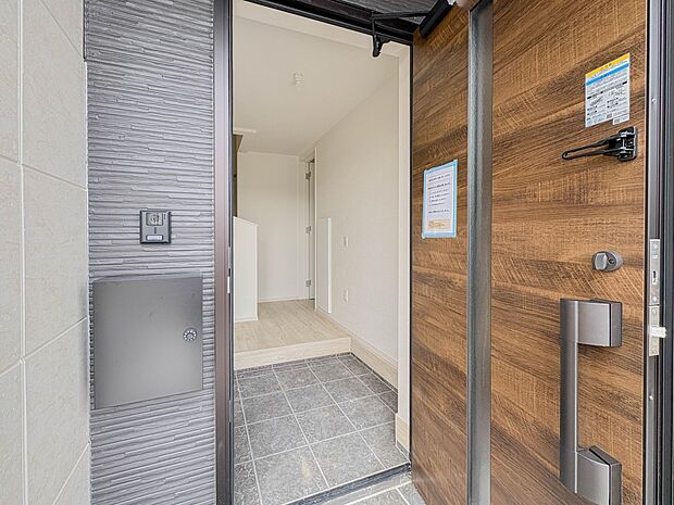 上質感漂うアプローチ。居住者の帰り、訪れる方を優しく迎える。