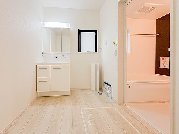 ：【三面鏡洗面化粧台】  ミラーを手前に引けば、楽な姿勢で髭剃りやメイクができます。合わせ鏡にすればヘアスタイルのチェックもラクラク。洗面化粧台のミラー裏にはたっぷり入る収納スペースを設けて…