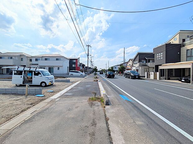 【玄関】家の顔となる玄関は、高いデザイン性が求められます。高級感と断熱性、防犯性に優れた玄関ドアを標準装備。ピッキング対策のセキュリティサムターン等、防犯に考慮しました。