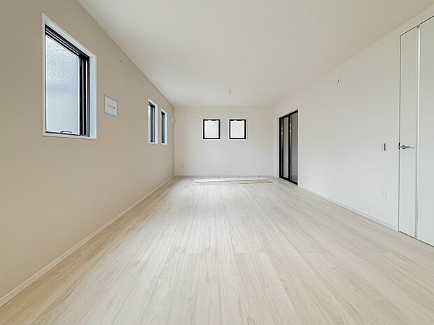 【リビング】光が溢れ、風も溢れ、居心地のよい住空間、自然体で過ごせる住空間にリビングを。それは住むというシンプルなカタチをどこまでも追求してきた結果です。新築の厳かな居住性を身体全体で感じて…