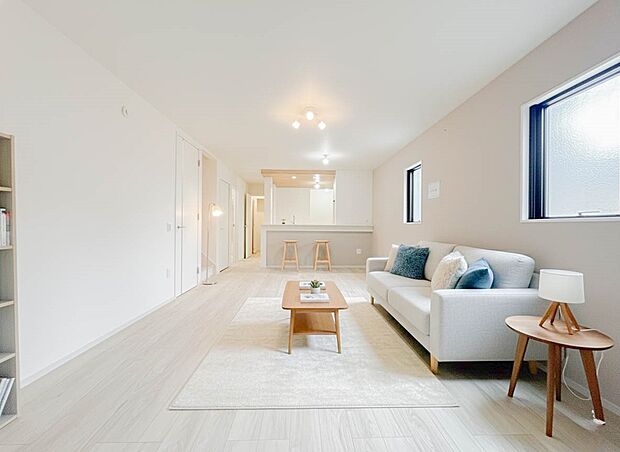 インテリアショップで見掛けた「あの家具」も置ける、ゆったりとした空間。時に広さが上質な寛ぎの時間になる事も。