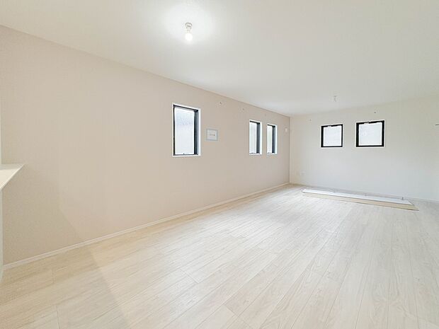 【ダイニングキッチン】会話でホッとコミュニケーションできるリビング。料理でホッとハピネスになるキッチンなど。人をホッとさせる最新設備・仕様を採用しています。