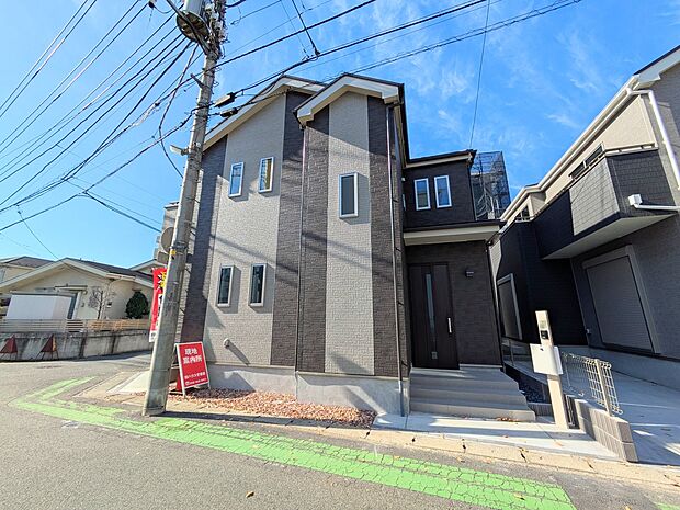 玄関へ向かうまでのアプローチに漂う上質が期待感をもたせます。玄関は建物の顔。落着きを醸し出した自己主張が心に訴えてきます。