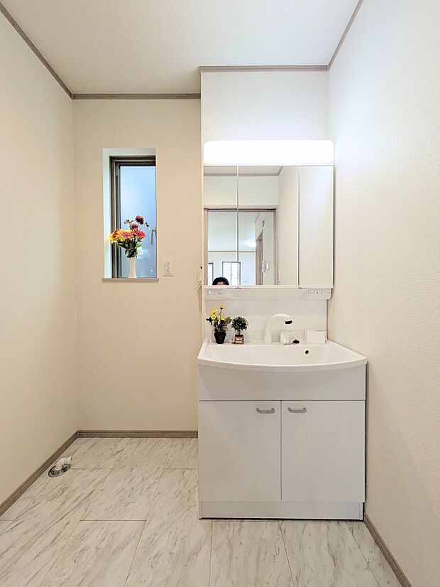 【洗面台】 十分な大きさの洗面台は、身だしなみチェックや歯磨きなど、朝の慌ただしい時間でもホテルライクなスペースで余裕とゆとりを感じて頂けます。