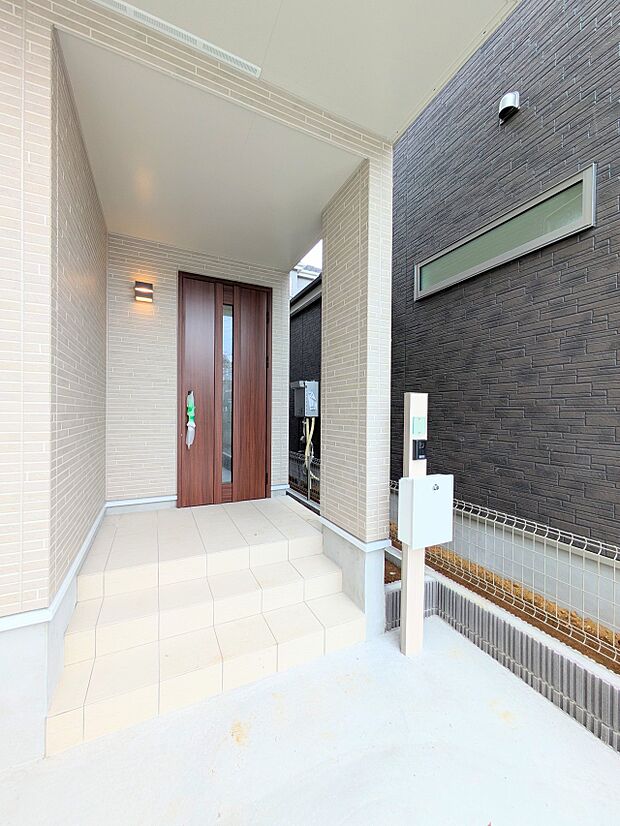 【玄関】ここから始まる「日常」はご家族にとってかけがえのない時間となります。少しでも豊かに、快適に。そんな想いから本邸宅は生まれました。　