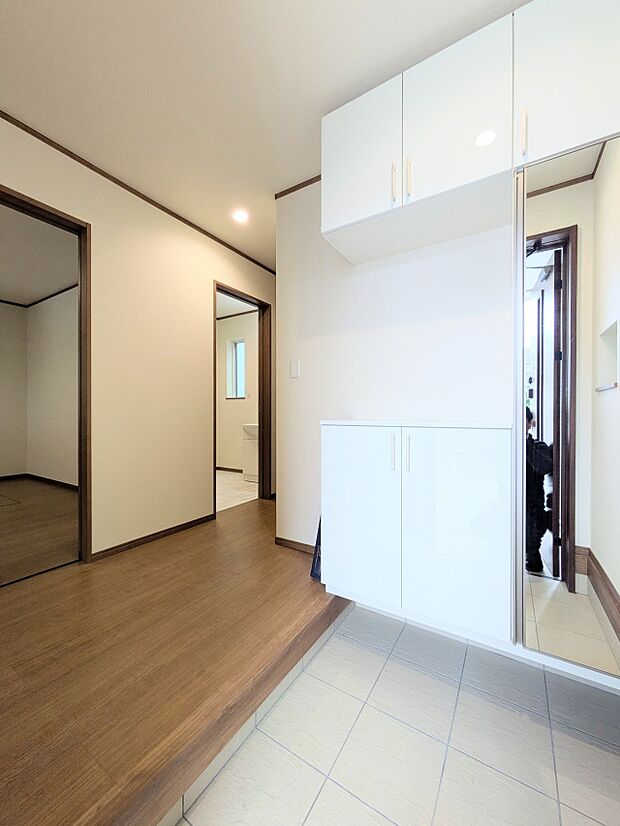 【玄関】上質感漂うアプローチ。居住者の帰り、訪れる方を優しく迎える。