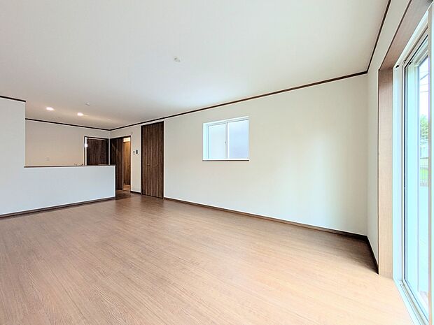 【リビング】光が溢れ、風も溢れ、居心地のよい住空間、自然体で過ごせる住空間にリビングを。それは住むというシンプルなカタチをどこまでも追求してきた結果です。新築の厳かな居住性を身体全体で感じて…