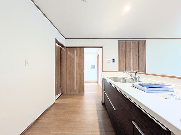 【キッチン】ナチュラルな自然光の中での調理。会話が弾む対面型キッチン。お洒落な食器類を余裕で収納できるスペース。動きやすい女性目線のキッチン動線。これからはお料理をつくる時間が劇的に変わりま…