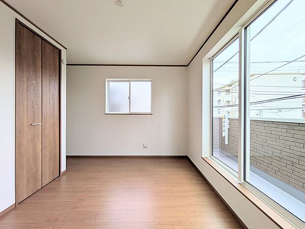 お部屋が明るいだけで、ちょっと幸せになれる。陽ざしの心理効果のおかげです。お部屋に陽をたっぷりとりこみましょう。明るいお部屋にいると、顔もなぜか明るくなる。