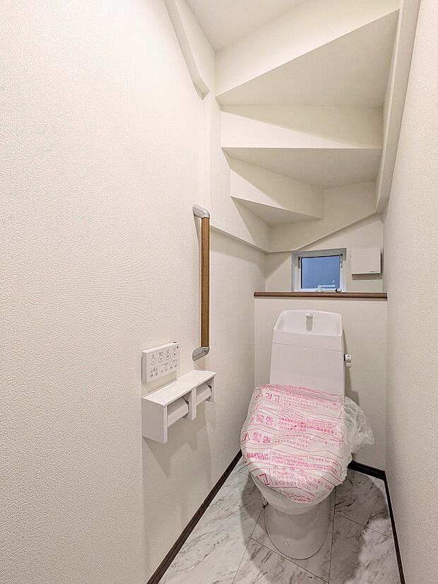 トイレ・ウォシュレット付。快適で衛生的な洗浄機能付温水シャワートイレです。