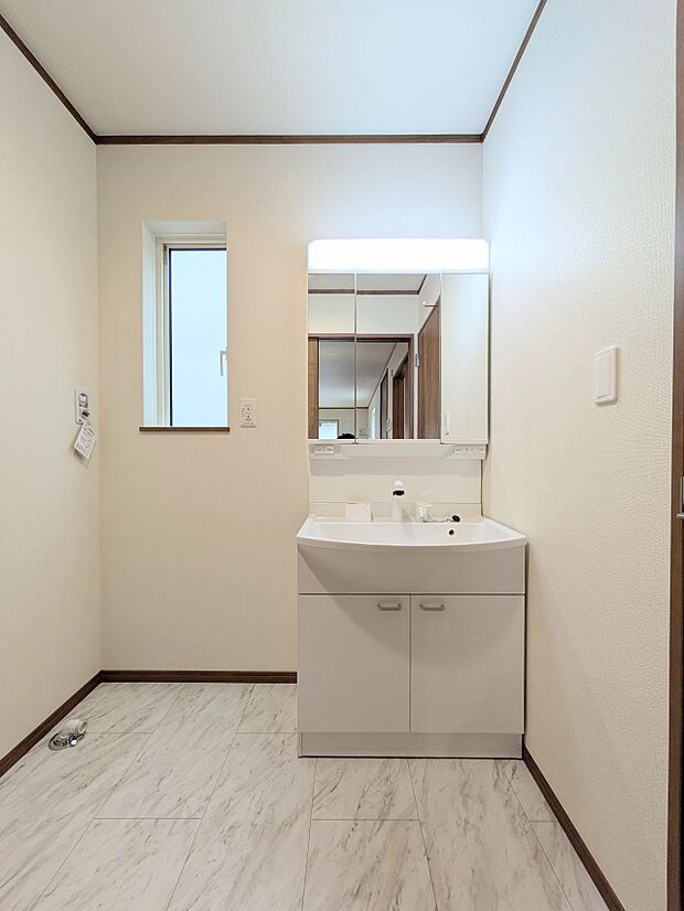 【洗面所】大きく見やすい三面鏡で清潔感ある洗面台は、身だしなみチェックや肌のお手入れに最適です。何かと物が増える場所だからこそ、スッキリと見映えの良い空間に拵えました。