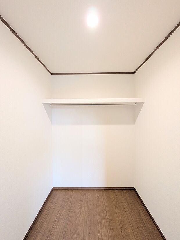 【WIC（ウォークインクローゼット）】  たくさんの洋服をかけてもシワになりにくいウォークインクローゼット。洋服以外にも、普段使わない家電やスーツケース、ストック品など何でも片付く嬉しい空間…