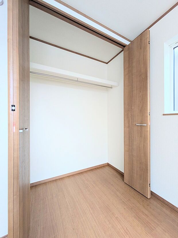 各所に配置された収納スペースは、洋服や小物はもちろんのこと、掃除機や日用予備品・お子様のおもちゃなど様々な物を収納して頂ける便利なスペースです。