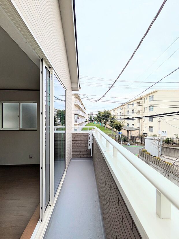【Balcony-バルコニー】澄み切った青空と、心地良い風を感じるワイドバルコニー。