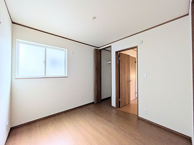 柔らかな陽光とフローリングの色味が調和した快適な空間。