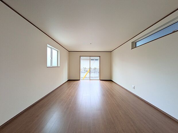 光が溢れ、風も溢れ、居心地のよい住空間、自然体で過ごせる住空間にリビングを。それは住むというシンプルなカタチをどこまでも追求してきた結果です。新築の厳かな居住性を身体全体で感じてください。