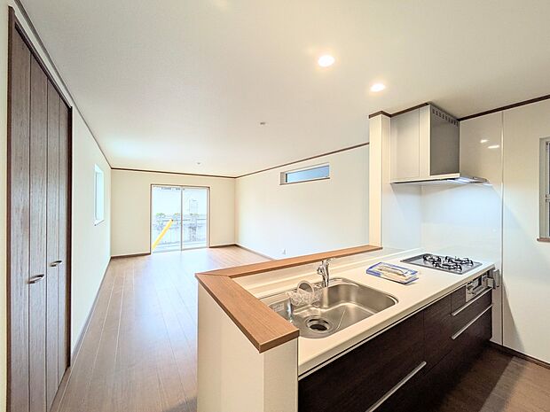 【ダイニングキッチン】木の温もりがやさしいフローリング仕様。明るく広々としたダイニングはとても快適な空間です。