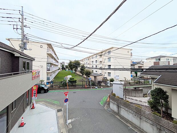 朝の澄んだ空気や、夕方に吹く清々しい風を五感で感じられるバルコニー。屋外にあって、住まいの中でも本当の自然を感じられるスペースです。